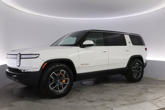 2024 Rivian R1S — photo 14 of 23