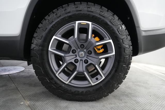 2024 Rivian R1S — photo 7 of 23