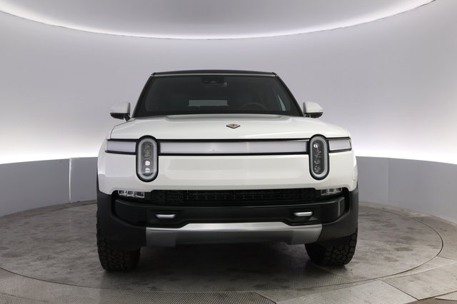 2024 Rivian R1S — photo 9 of 23
