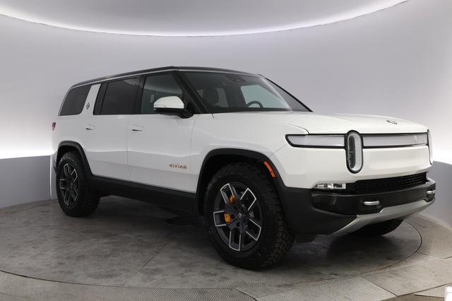2024 Rivian R1S — photo 10 of 23