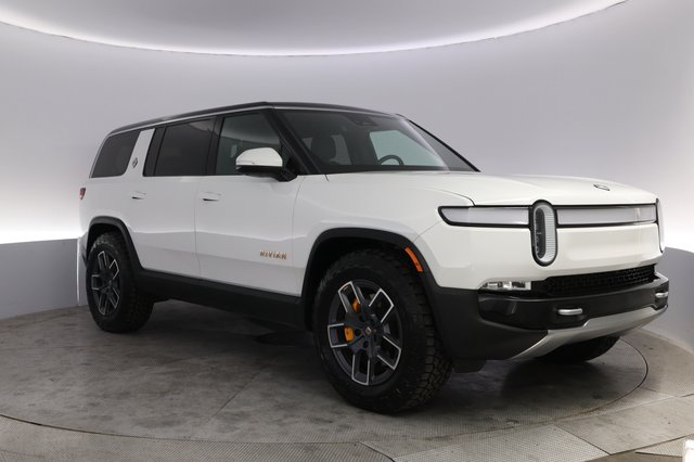 2024 Rivian R1S — photo 10 of 23