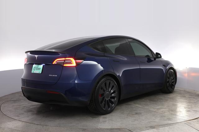 2024 Tesla Model Y — photo 2 of 21