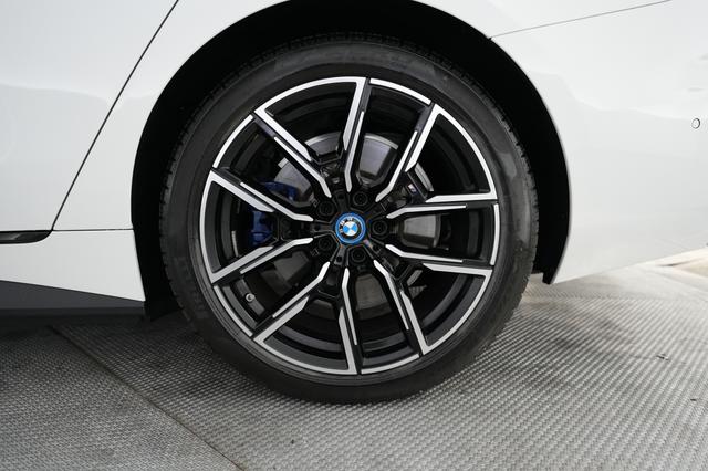 2024 BMW i4 — photo 7 of 20