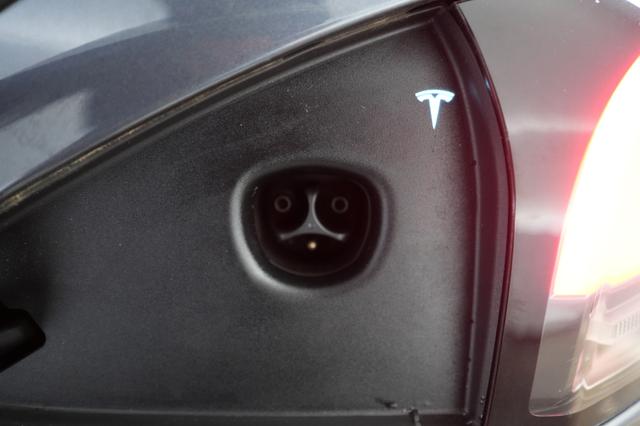 2022 Tesla Model S — photo 8 of 24