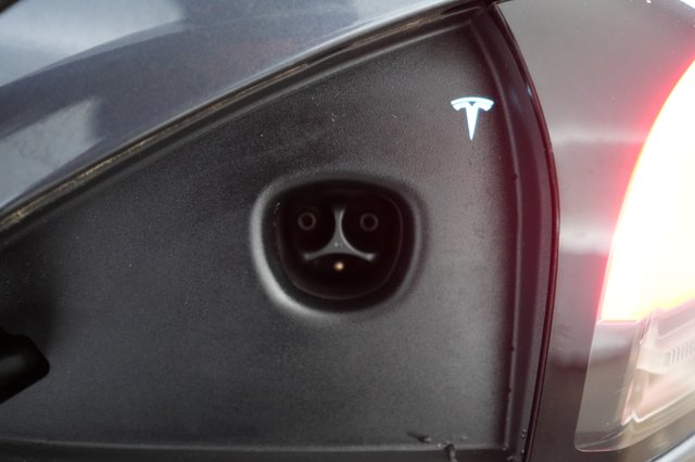 2022 Tesla Model S — photo 8 of 24