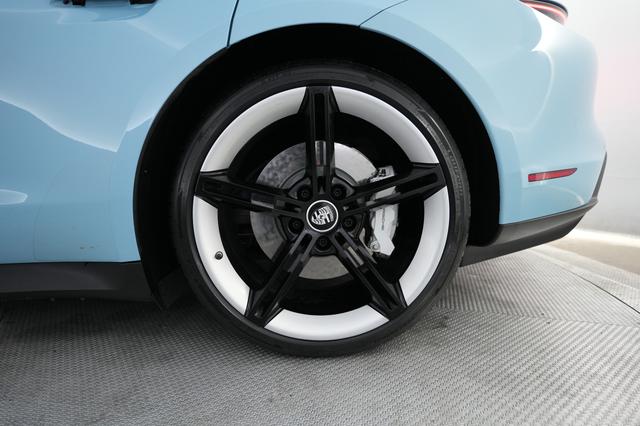 2023 Porsche Taycan — photo 7 of 22
