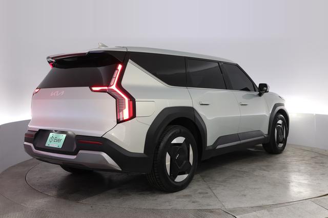 2024 Kia EV9 — photo 2 of 29