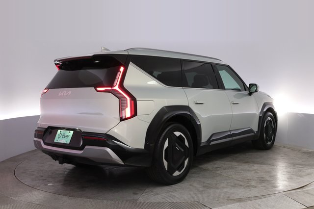 2024 Kia EV9 — photo 2 of 23