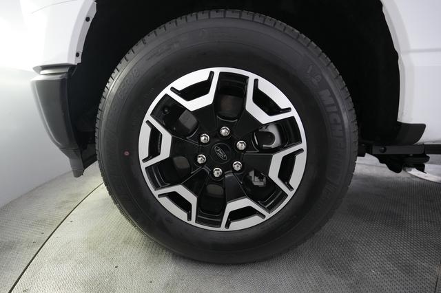 2023 Ford F-150 Lightning — photo 9 of 18