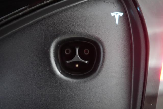 2023 Tesla Model S — photo 8 of 28