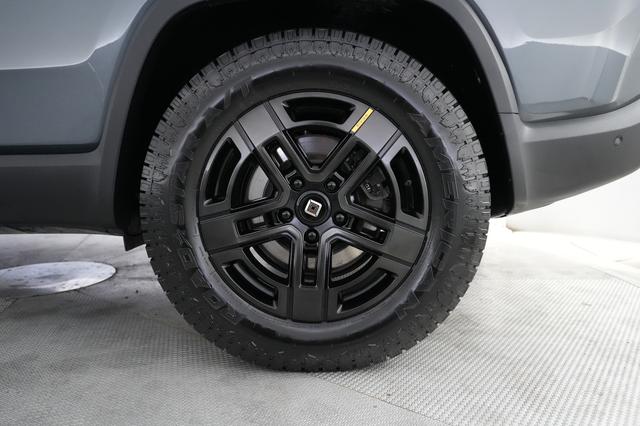 2024 Rivian R1S — photo 7 of 26