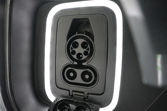 2024 Rivian R1S — photo 8 of 26