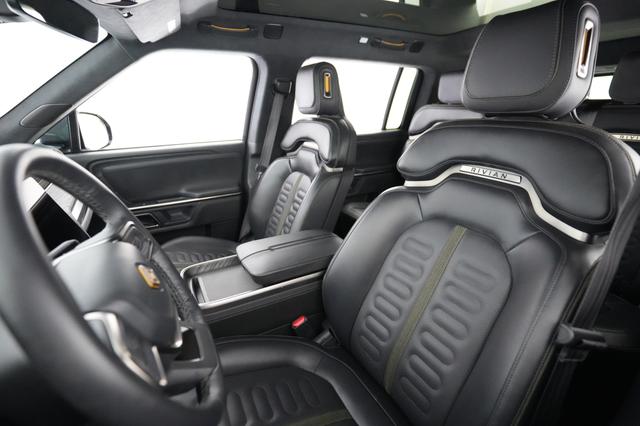 2024 Rivian R1S — photo 3 of 26