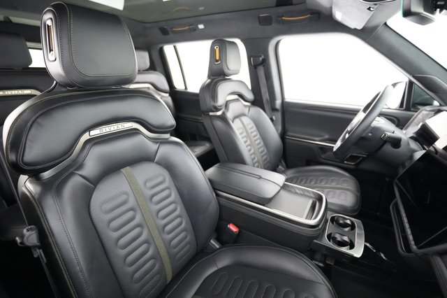 2024 Rivian R1S — photo 18 of 26