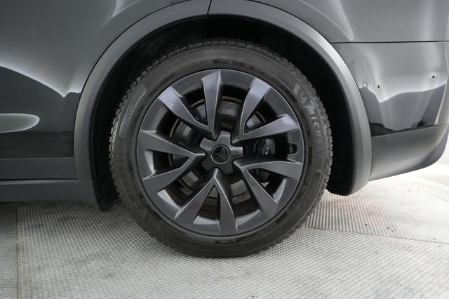 2023 Tesla Model X — photo 7 of 29