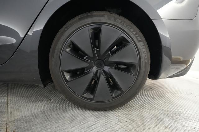 2025 Tesla Model 3 — photo 7 of 21