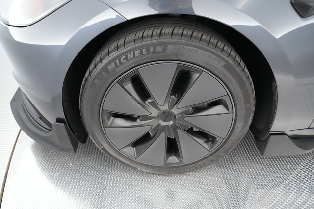 2025 Tesla Model 3 — photo 14 of 23