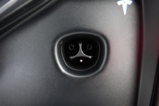 2023 Tesla Model X — photo 8 of 24