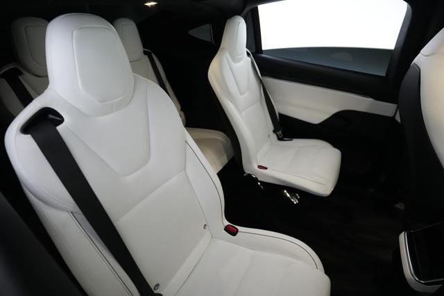 2023 Tesla Model X — photo 4 of 24