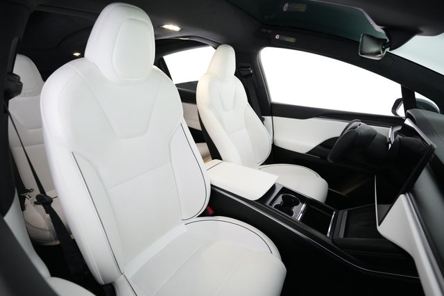 2023 Tesla Model X — photo 18 of 24