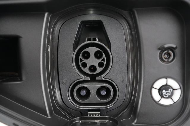 2022 Ford F-150 Lightning — photo 8 of 23