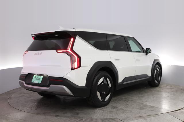 2024 Kia EV9 — photo 2 of 23