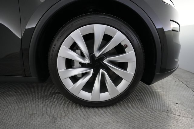 2026 Tesla Model Y — photo 16 of 24