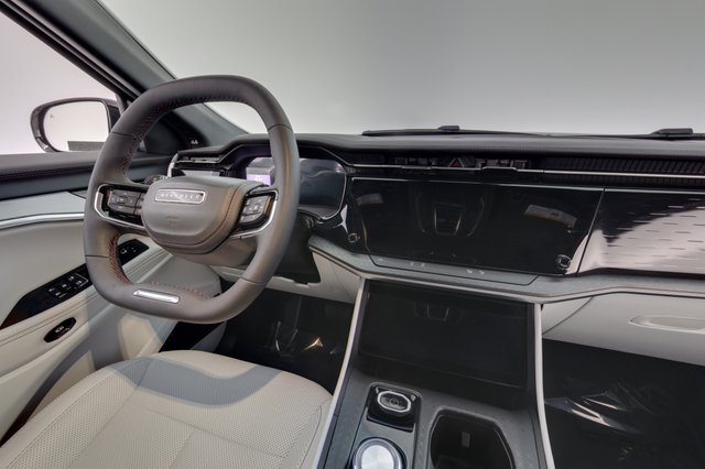 2025 Jeep Wagoneer S — photo 20 of 24