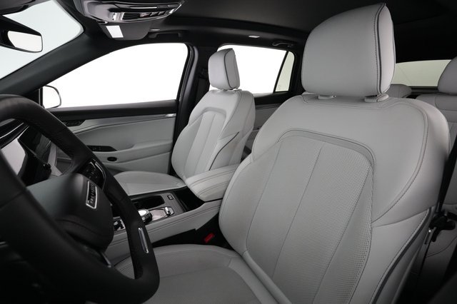 2025 Jeep Wagoneer S — photo 3 of 24