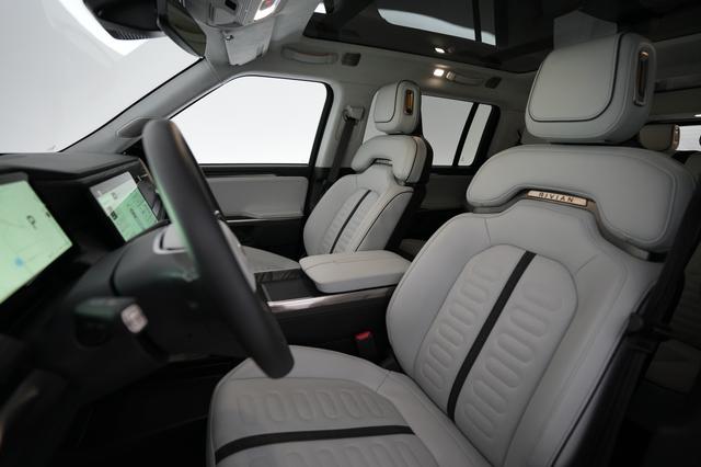2023 Rivian R1S — photo 3 of 24