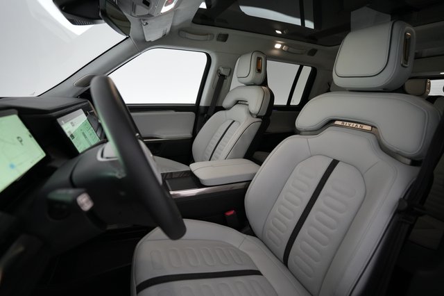 2023 Rivian R1S — photo 3 of 24