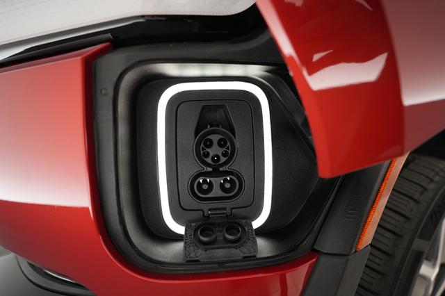 2023 Rivian R1S — photo 8 of 24