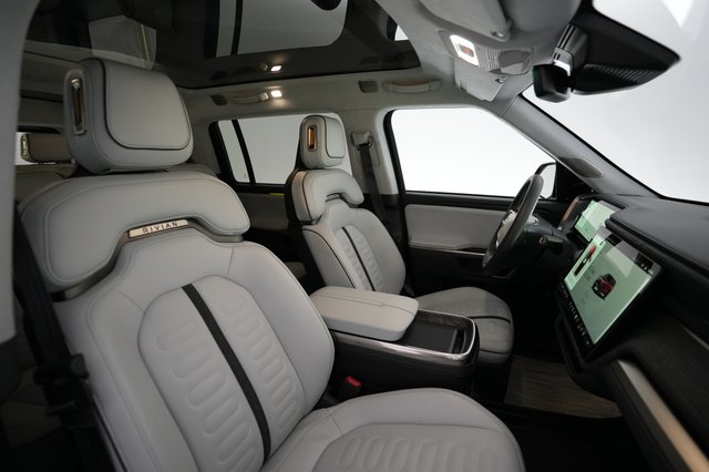 2023 Rivian R1S — photo 16 of 24