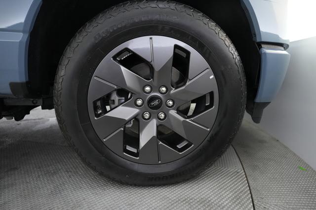 2023 Ford F-150 Lightning — photo 10 of 18