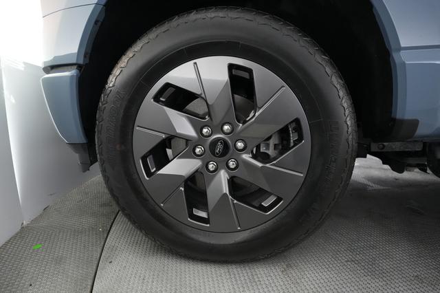 2023 Ford F-150 Lightning — photo 9 of 18