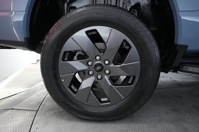 2023 Ford F-150 Lightning — photo 11 of 18
