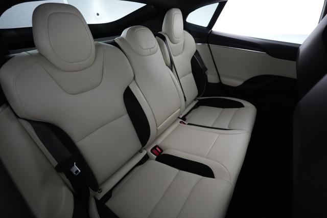 2025 Tesla Model S — photo 4 of 24