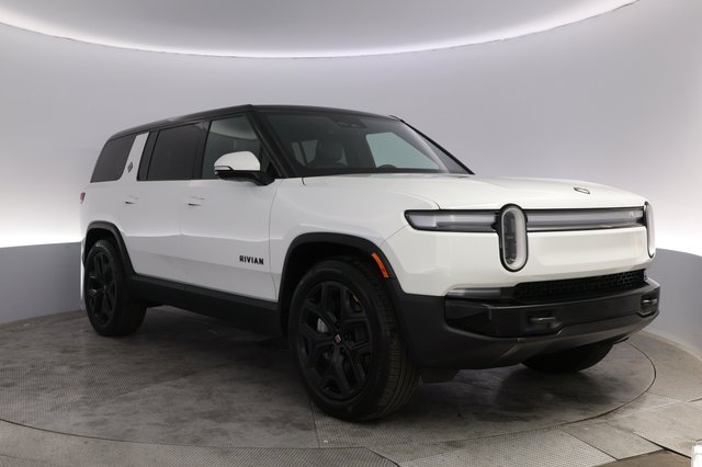 2025 Rivian R1S — photo 10 of 28