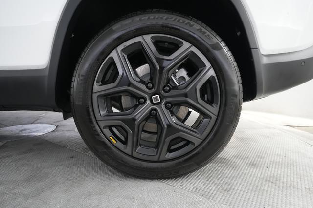 2025 Rivian R1S — photo 7 of 28