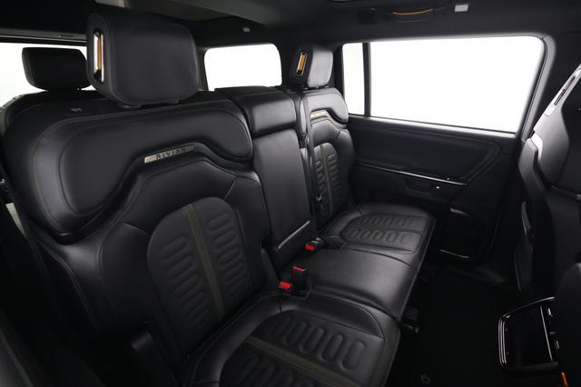 2025 Rivian R1S — photo 4 of 28