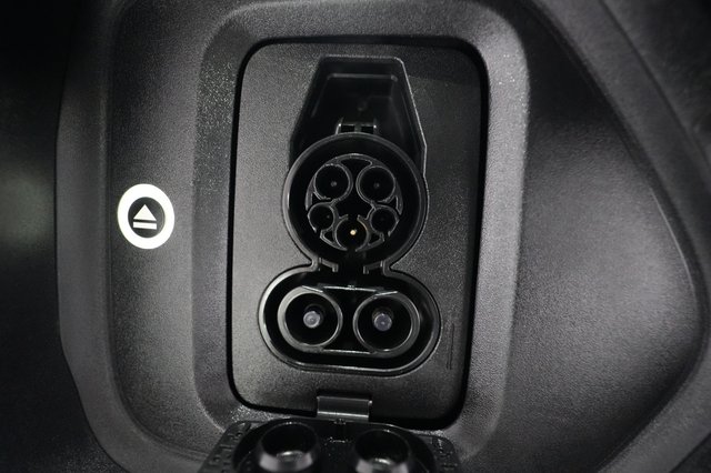 2025 Rivian R1S — photo 8 of 28