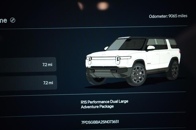2025 Rivian R1S — photo 5 of 28