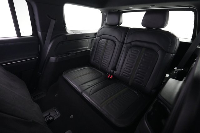 2025 Rivian R1S — photo 20 of 28