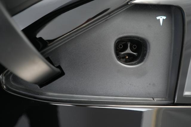 2023 Tesla Model X — photo 8 of 28