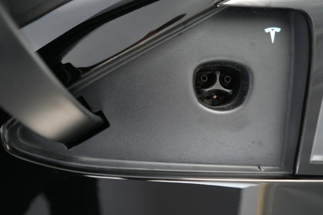 2023 Tesla Model X — photo 8 of 28