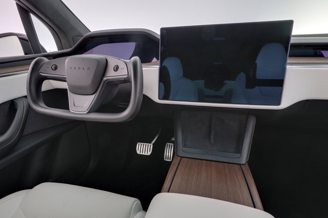 2023 Tesla Model X — photo 22 of 28