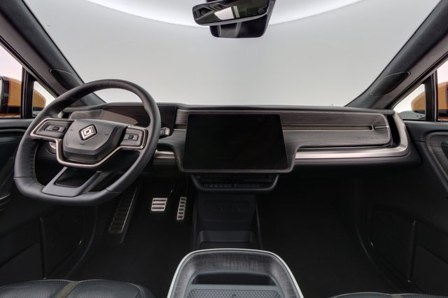2023 Rivian R1S — photo 23 of 26