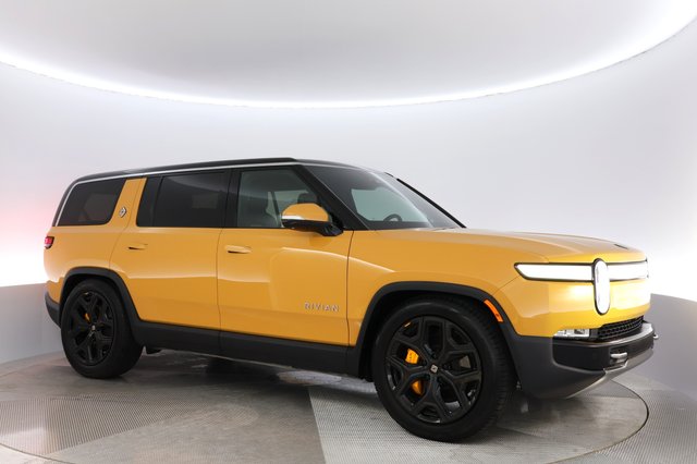 2023 Rivian R1S — photo 11 of 26