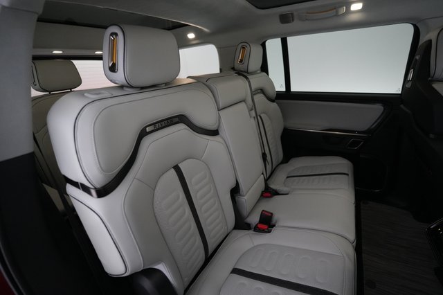 2024 Rivian R1S — photo 4 of 24