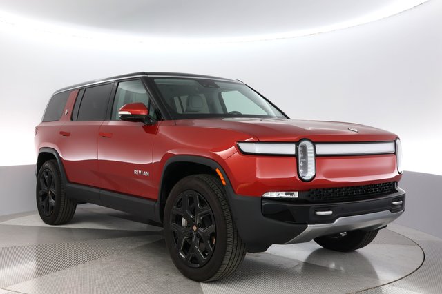 2024 Rivian R1S — photo 9 of 24